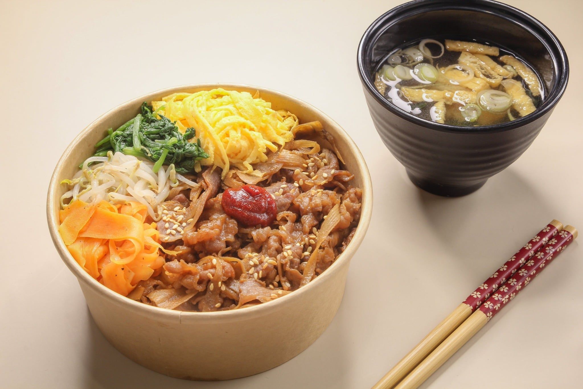  04月21日（火）：  モリモリ食べて(^^♪  混ぜて美味しい！牛ごぼうビビンバ丼      （ヤクルト付） 