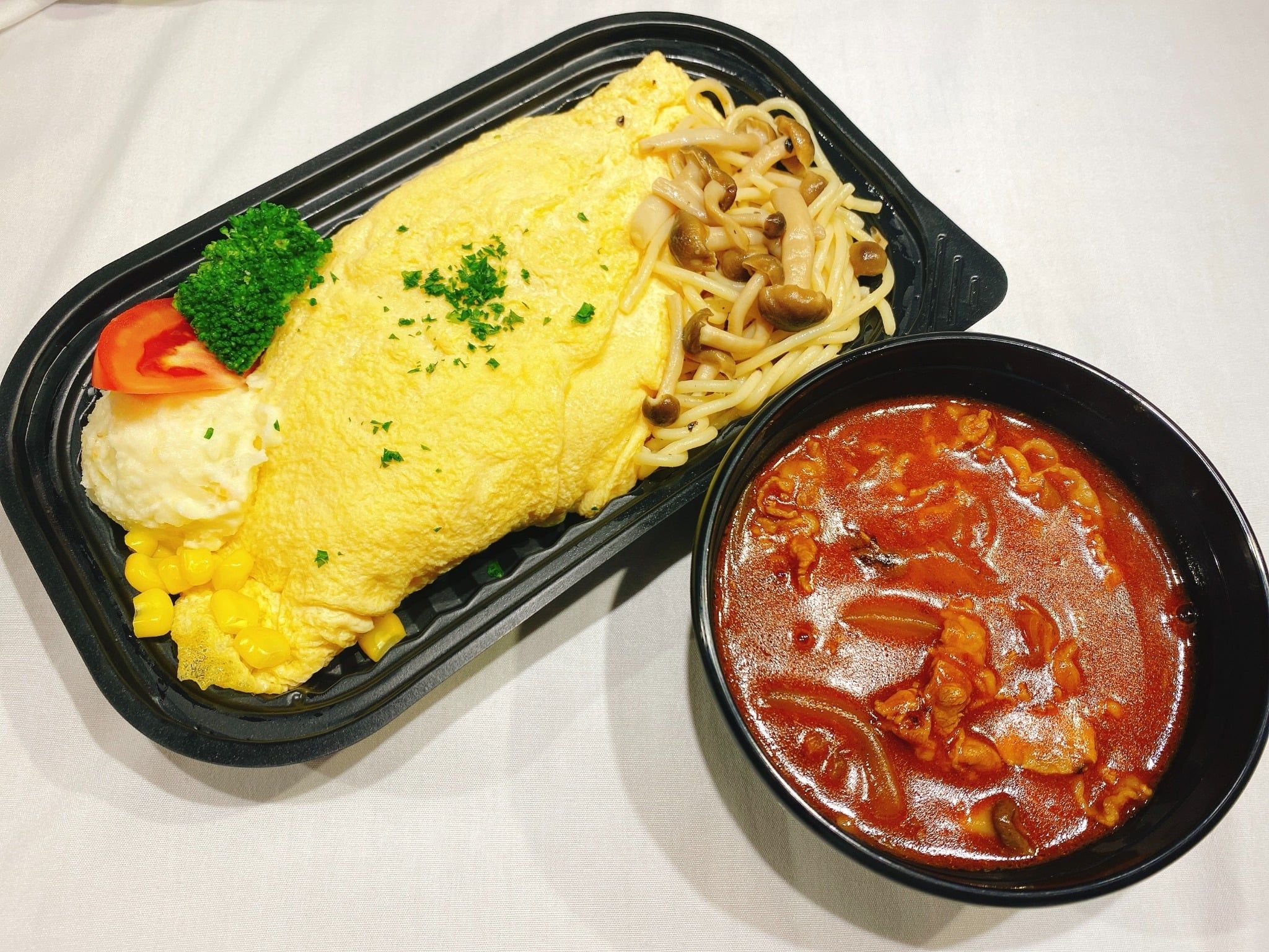  03月05日（木）：みんな大好き♡『 牛ビーフ！オムハヤシ ＆ 包み玉子バターライス 』  　(エクレア付） 