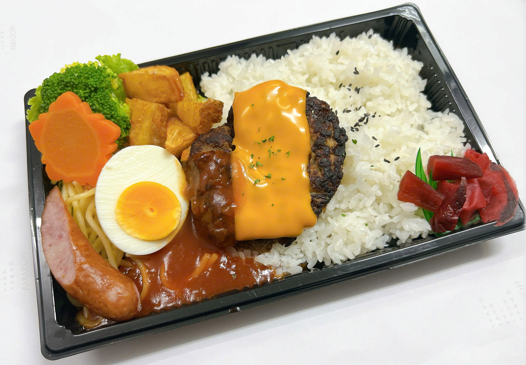  04月28日（火）：  みんな大好き★『 直火焼き！ハンバーグ 』チーズナポリタンソース   （ドーナツ付） 