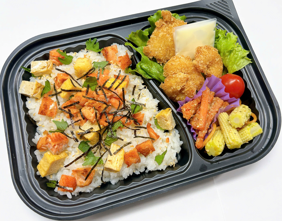  03月03日（火）：ひな祭り！『鮭の混ぜ寿司ごはん』＆『ポップコーン海老フライ』弁当　(ぜんざい風かしわ餅付） 