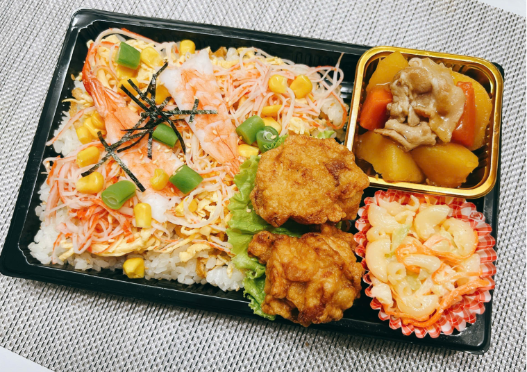  07月21日（火）：夏休み！海老とカニ玉♬『 海鮮ちらし寿司 』・鶏唐揚げ＆肉じゃが  (かしわ餅付) 