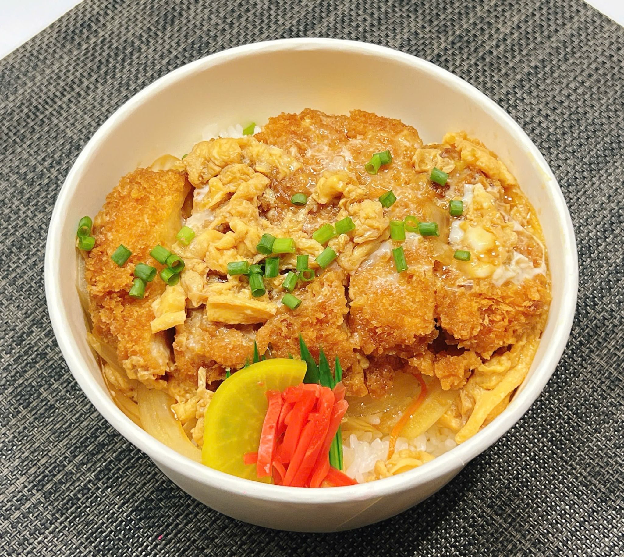  カツ丼 /Cơm thịt cốt lết chiên nấu trứng 