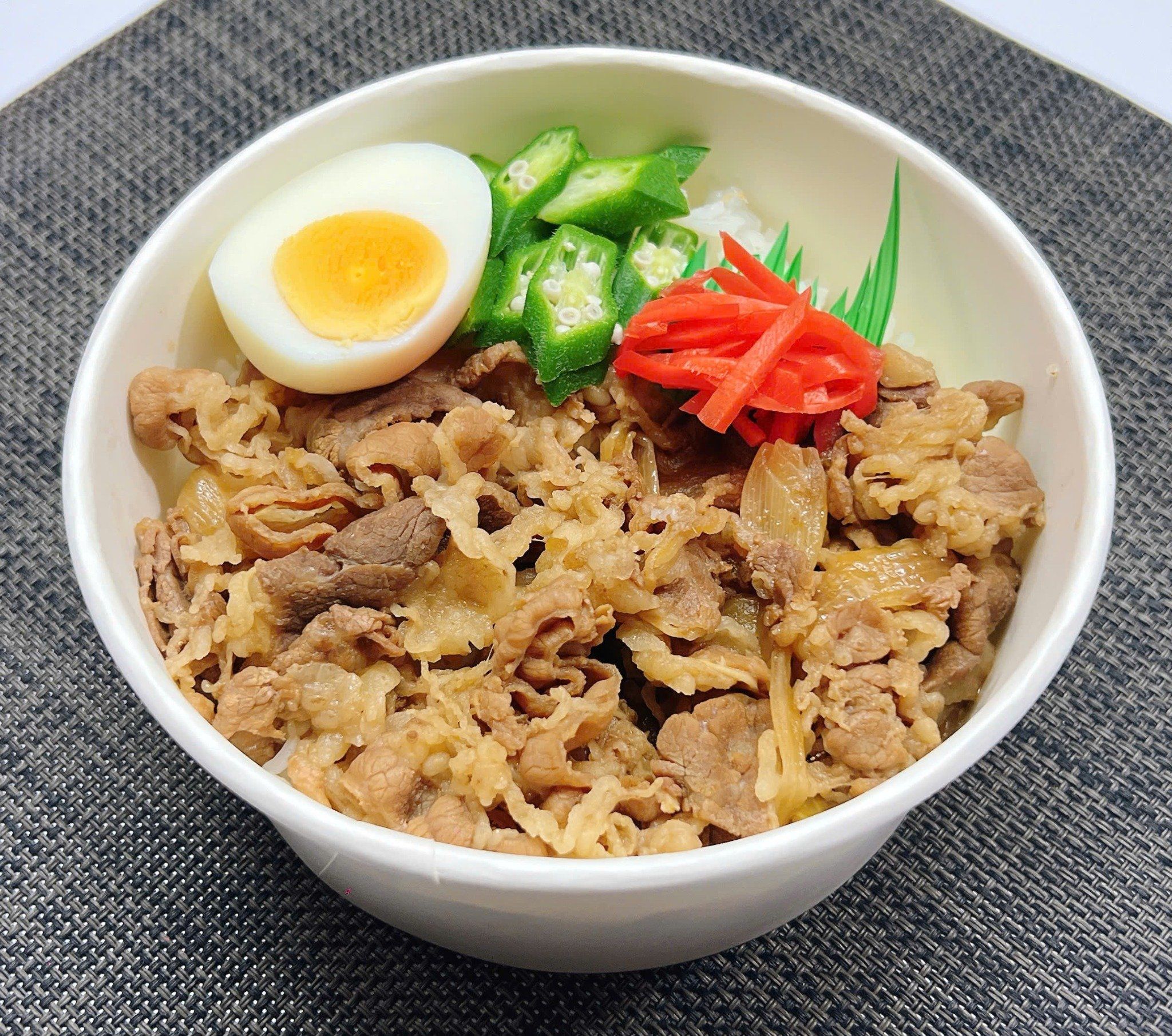  牛丼 / Cơm thịt bò hầm sốt gyudon 