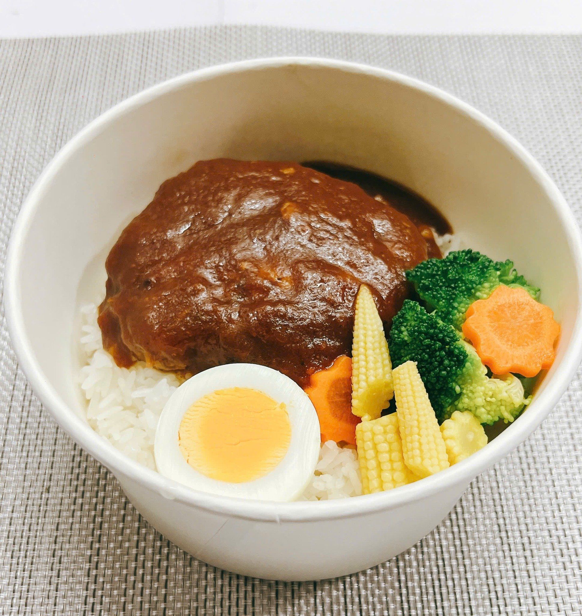  デミグラスソースハンバーグ弁当 / Cơm hamburger demi 