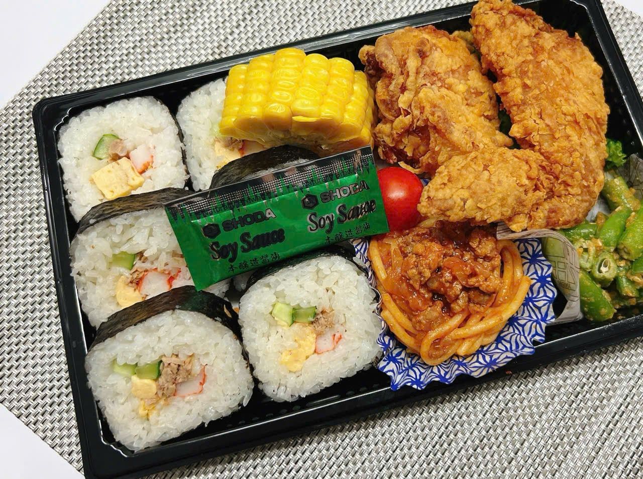  02月05日（木）：雪まつり ^,^♪『 サラダ巻き寿司 』と「 手羽の塩唐揚げ 」弁当　(かしわ餅付） 