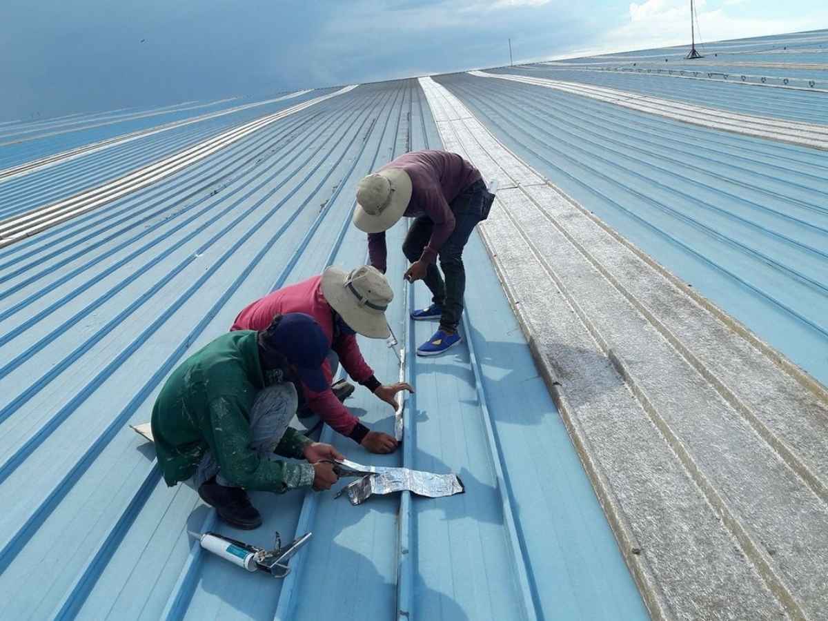 Xử lý thấm dột do hở khe mái tôn hoặc hở đinh mái tôn