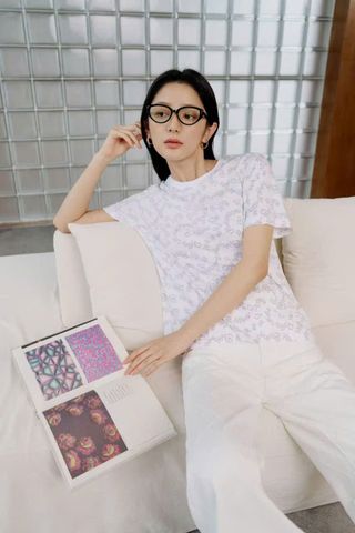  1.Áo thun trắng cotton Chữ in chìm 