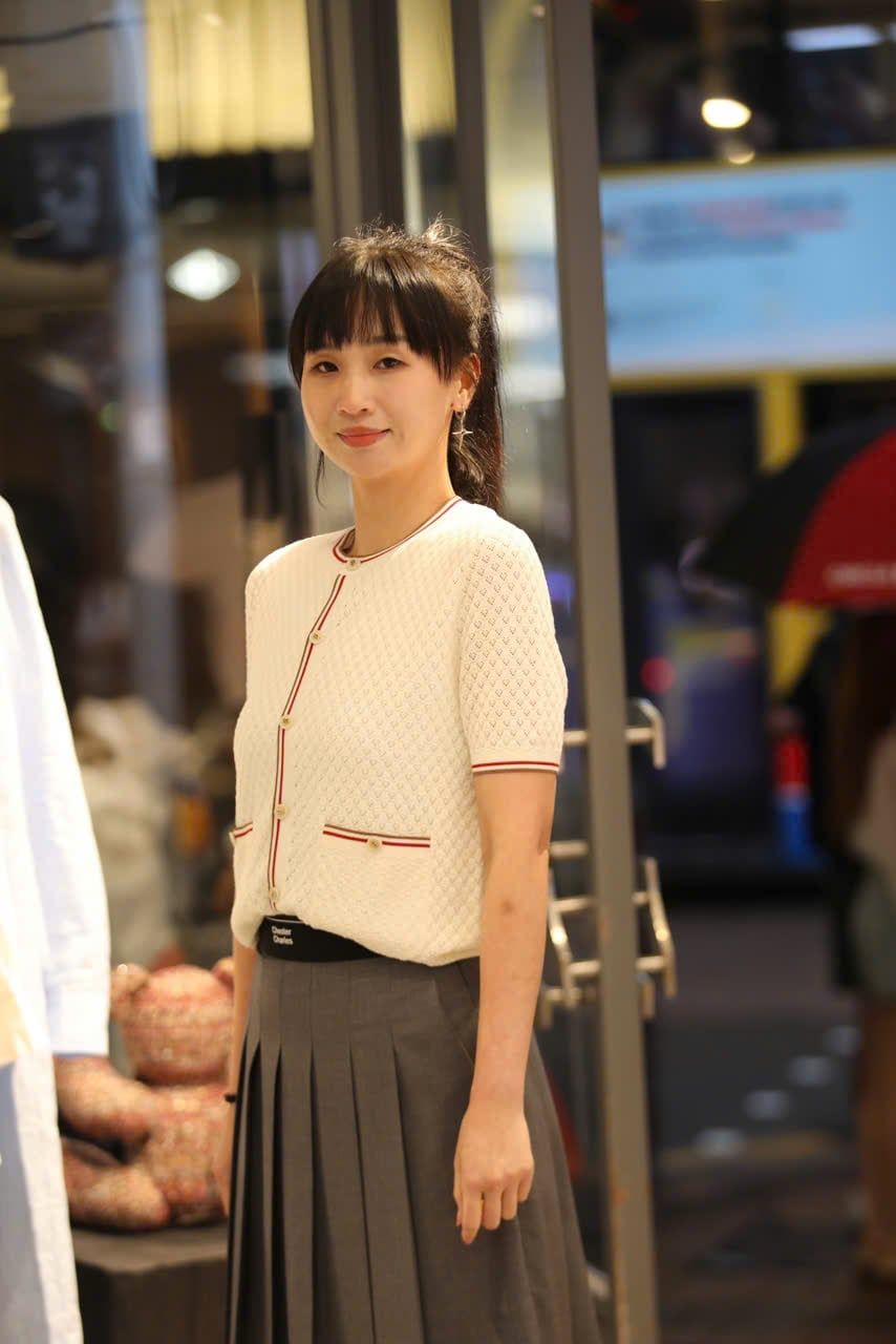  Áo CDG ngắn tay kem viền đỏ Burgundy 