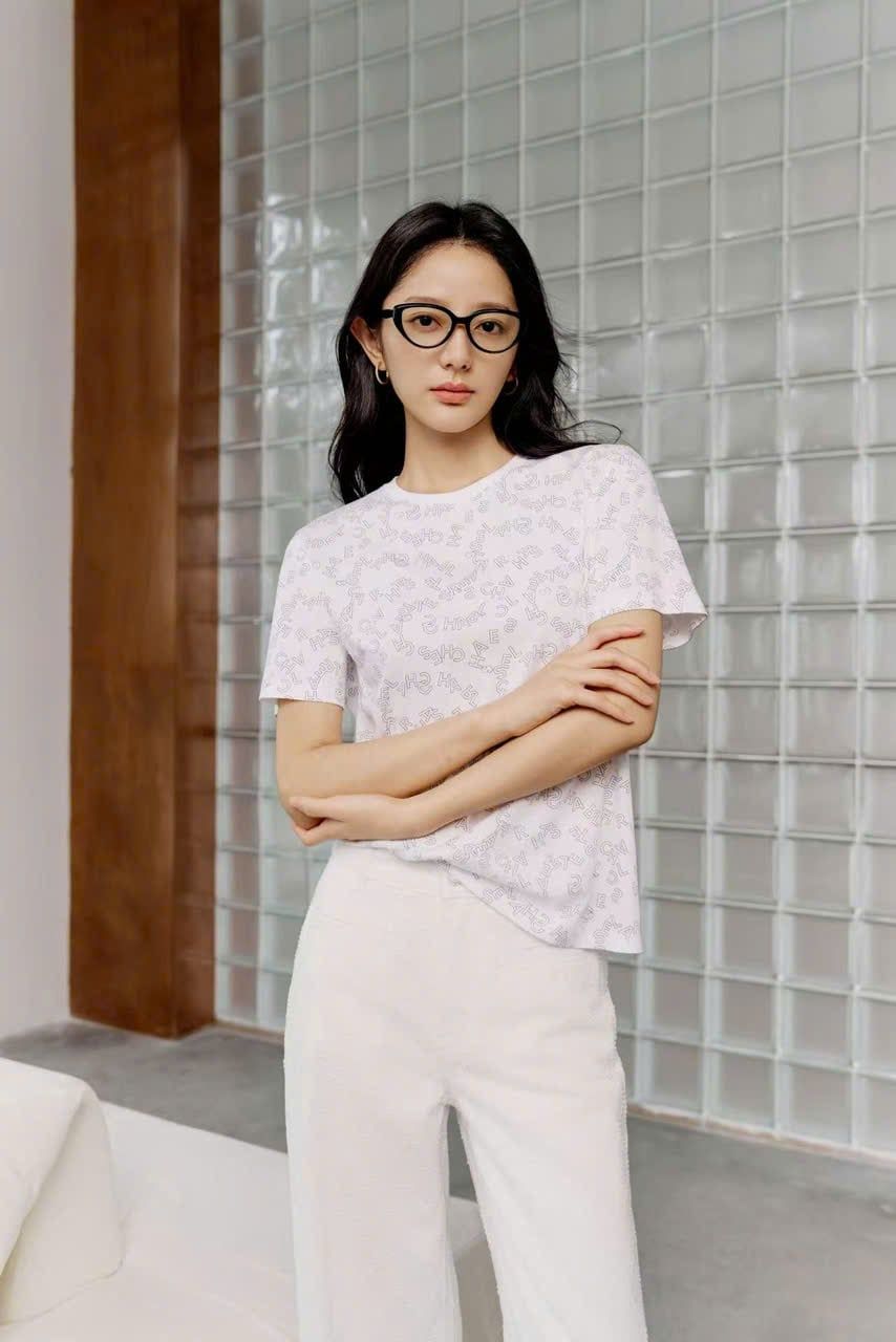  1.Áo thun trắng cotton Chữ in chìm 
