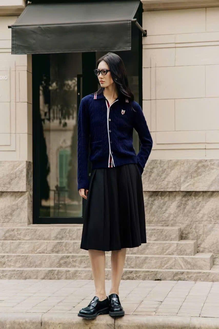  Áo CDG Có Cổ Xanh Navy, Logo Huy Hiệu 