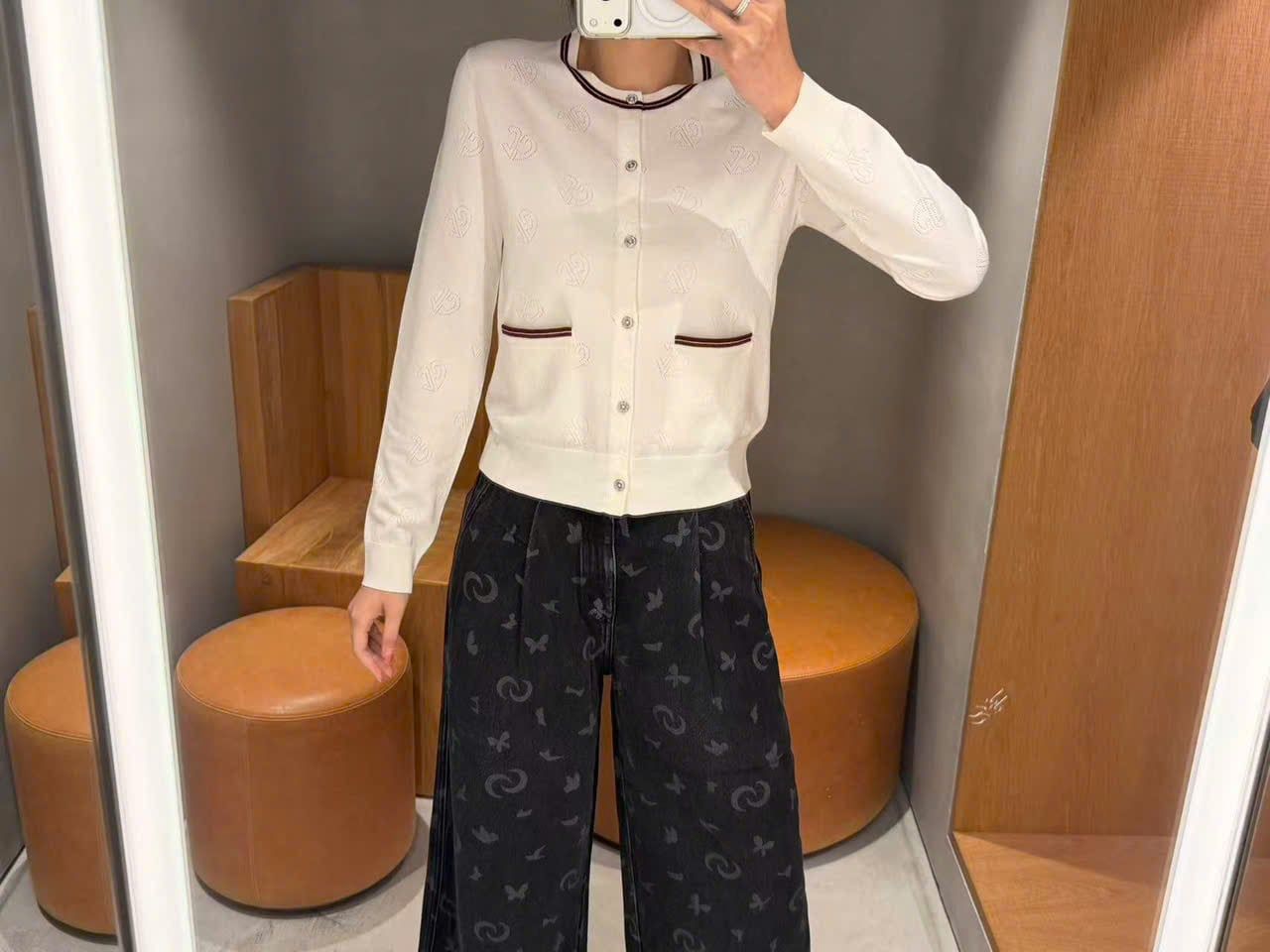 Áo CDG trắng cổ tròn dệt họa tiết – Cotton pha Silk 
