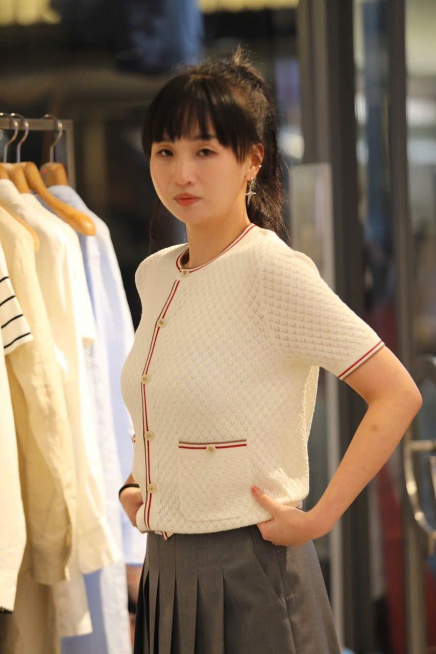  Áo CDG ngắn tay kem viền đỏ Burgundy 