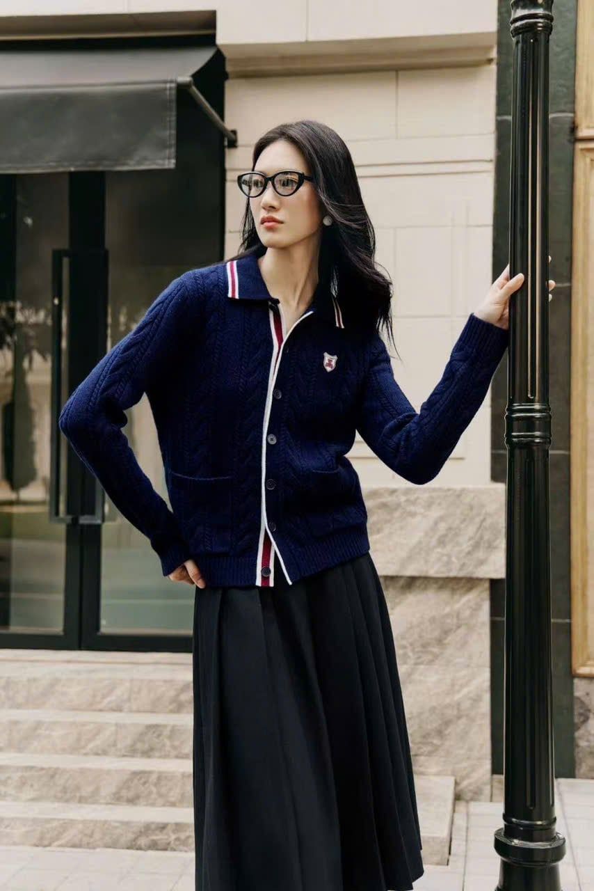  Áo CDG Có Cổ Xanh Navy, Logo Huy Hiệu 