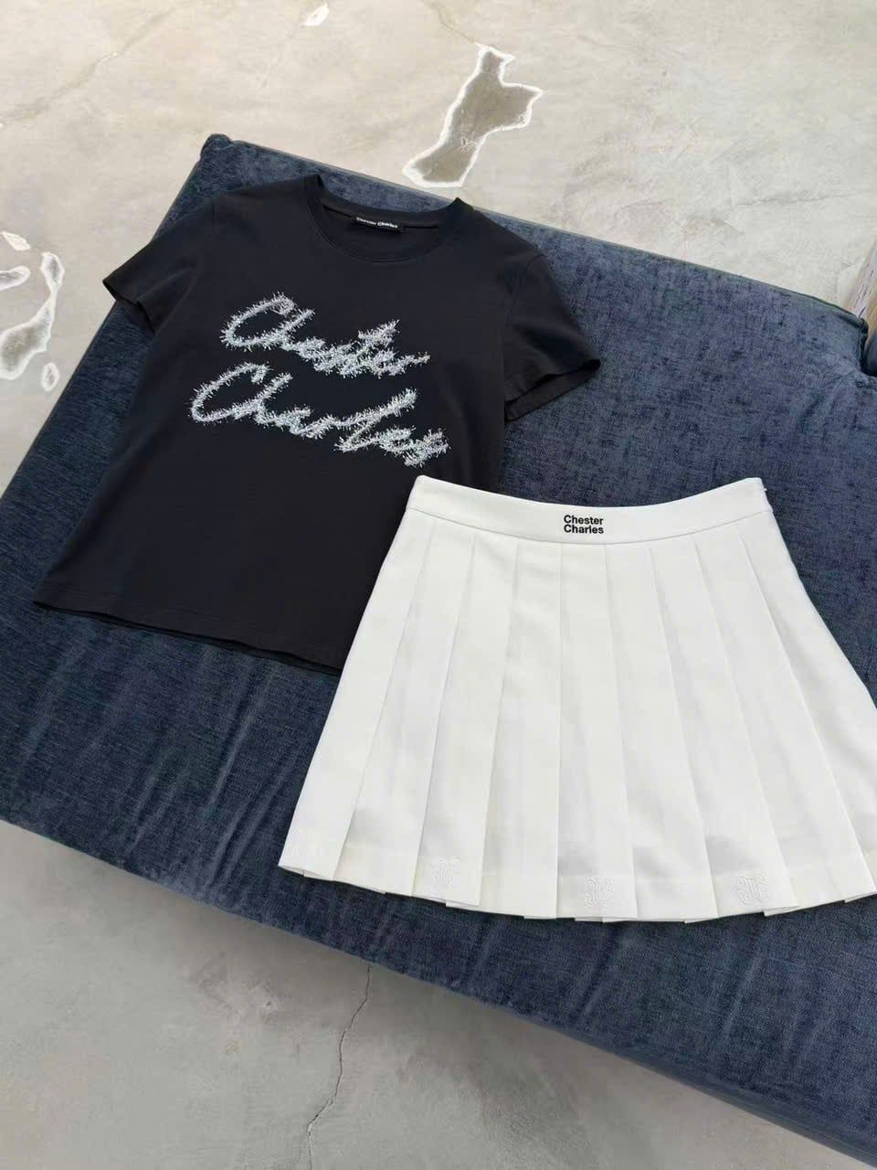  Chân váy ngắn trắng cạp chữ đen 