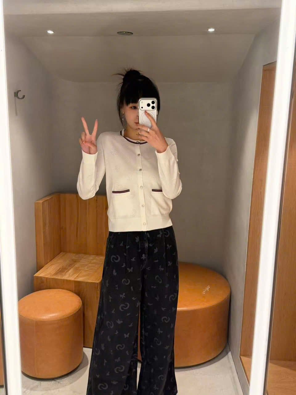  Áo CDG trắng cổ tròn dệt họa tiết – Cotton pha Silk 