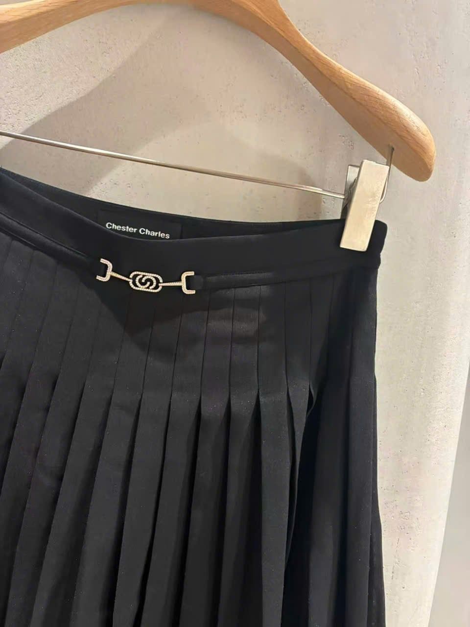  1.Chân váy dài đen voan lụạ, eo đính logo CC 