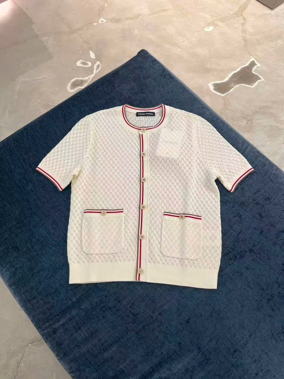  Áo CDG ngắn tay kem viền đỏ Burgundy 