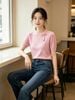  Áo hồng bo gấu, 1 bên cổ đính nơ hồng 