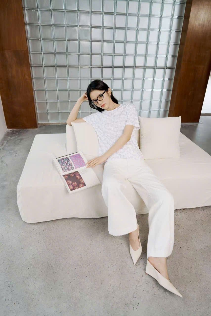  1.Áo thun trắng cotton Chữ in chìm 