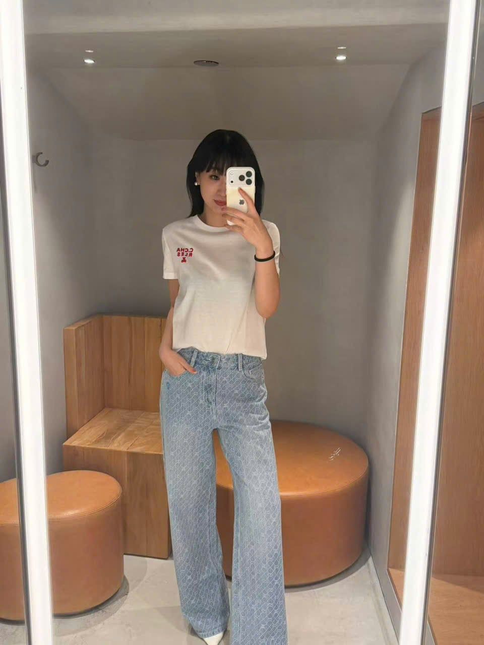  Quần jean xanh ống rộng họa tiết monogram 