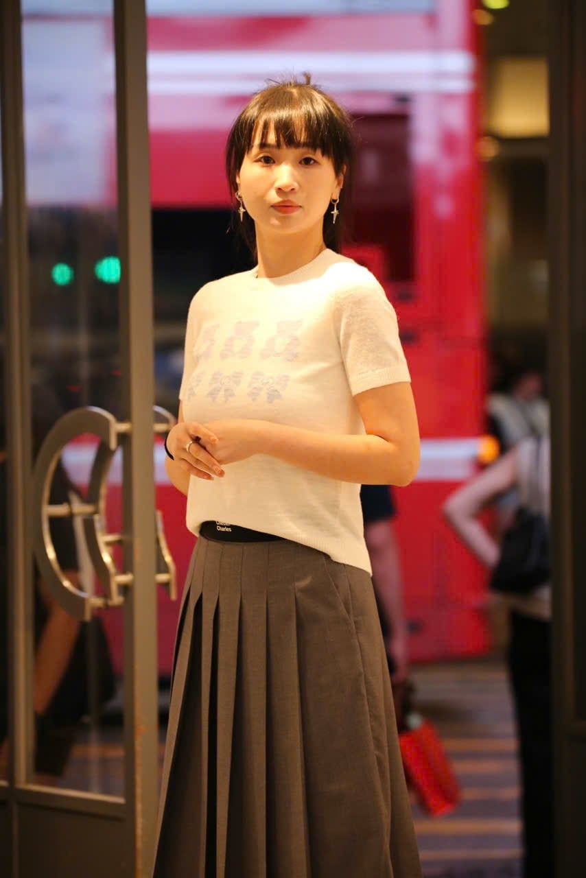  2.Chân váy dài xám - cạp chun đen 