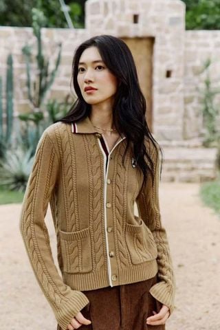  1.Áo CDG Len Màu Vàng Cát, Logo Huy Hiệu 