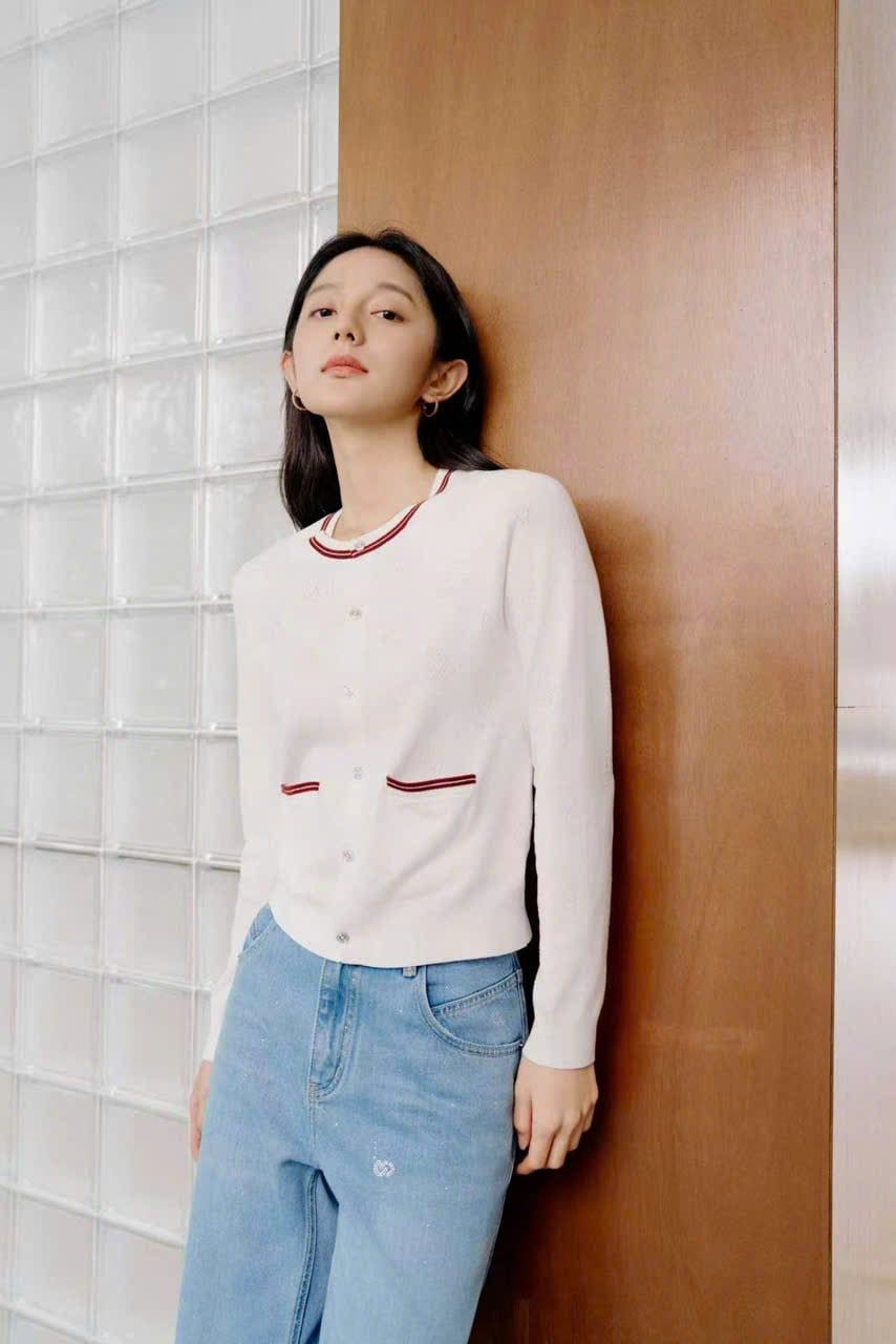  Áo CDG trắng cổ tròn dệt họa tiết – Cotton pha Silk 