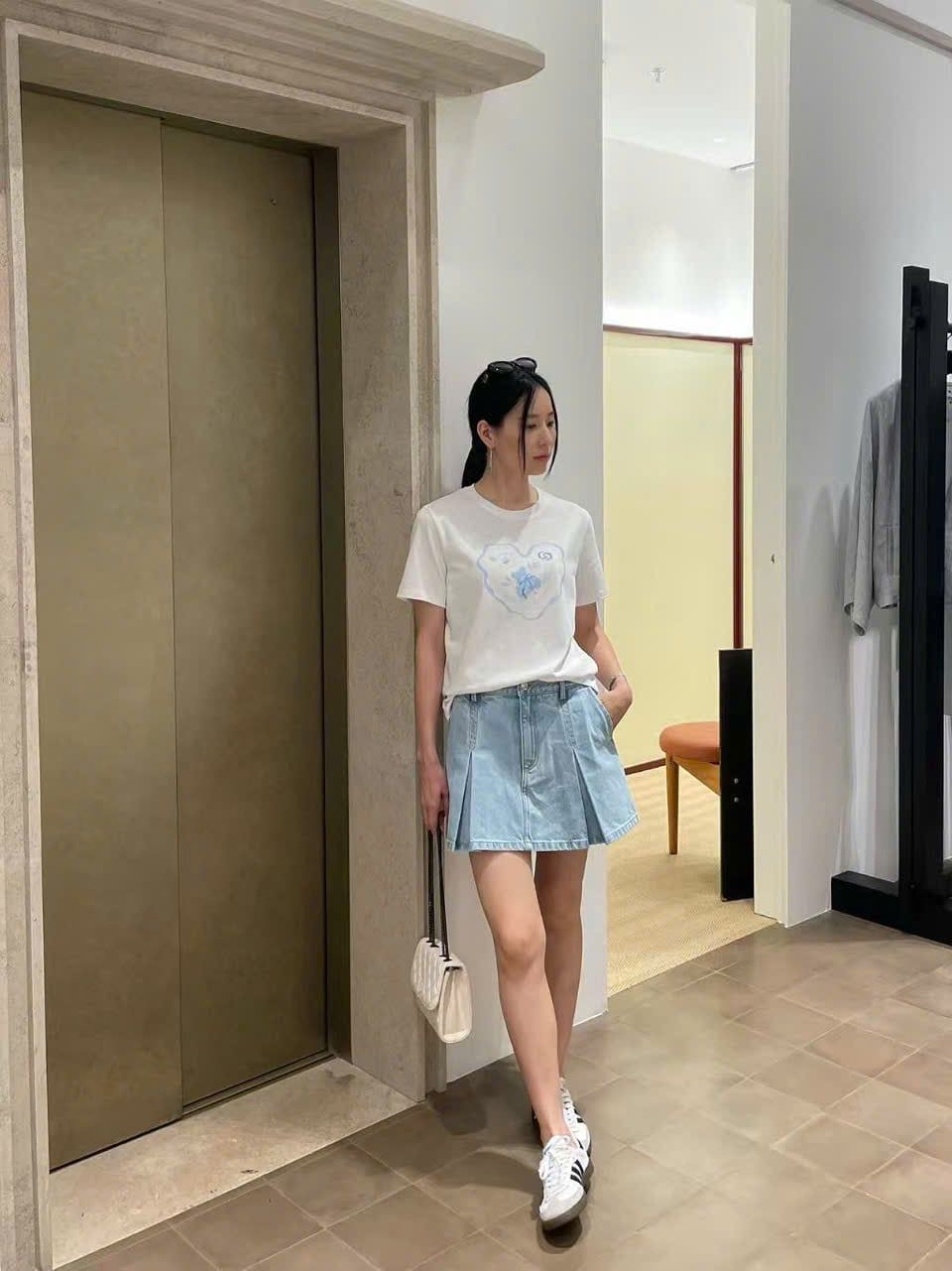  Áo phông trắng trái tim hoa xanh 