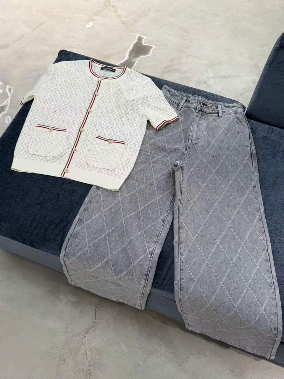  Áo CDG ngắn tay kem viền đỏ Burgundy 