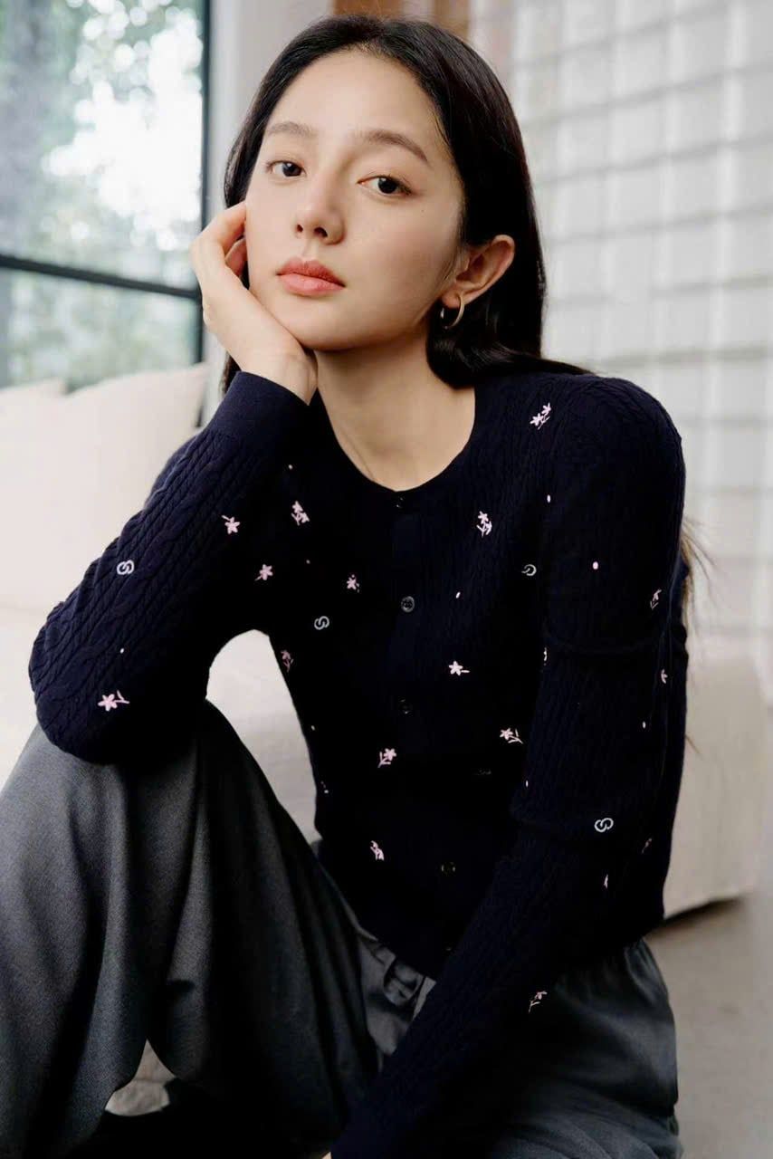  Áo CDG cổ tròn xanh Navy hoa nhí 