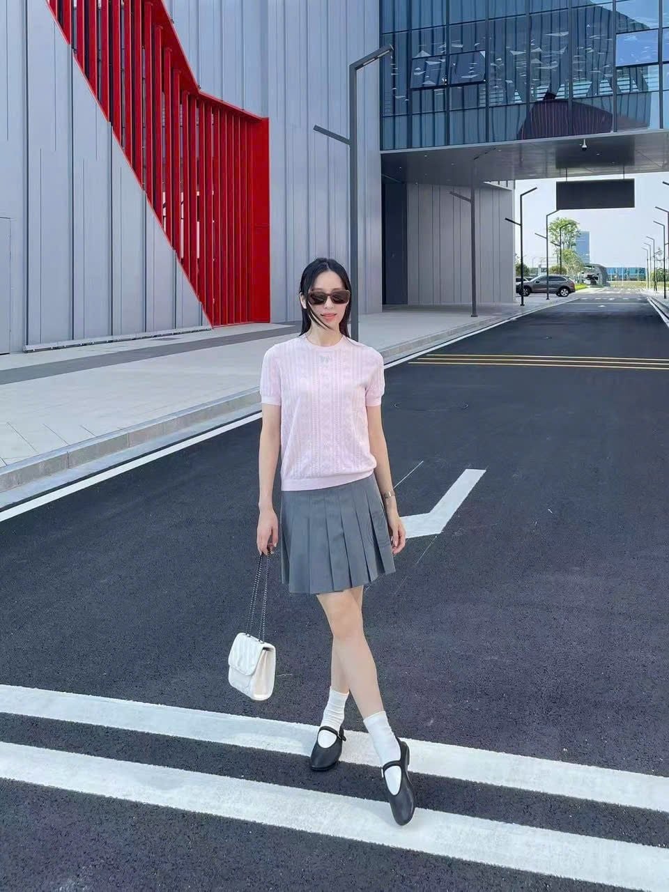  1.Chân váy ngắn xám xếp ly logo mờ 