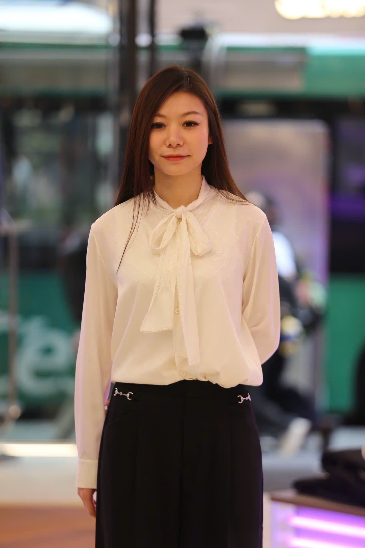  Áo sơ mi lụa trắng kẻ thoi , thắt dây 