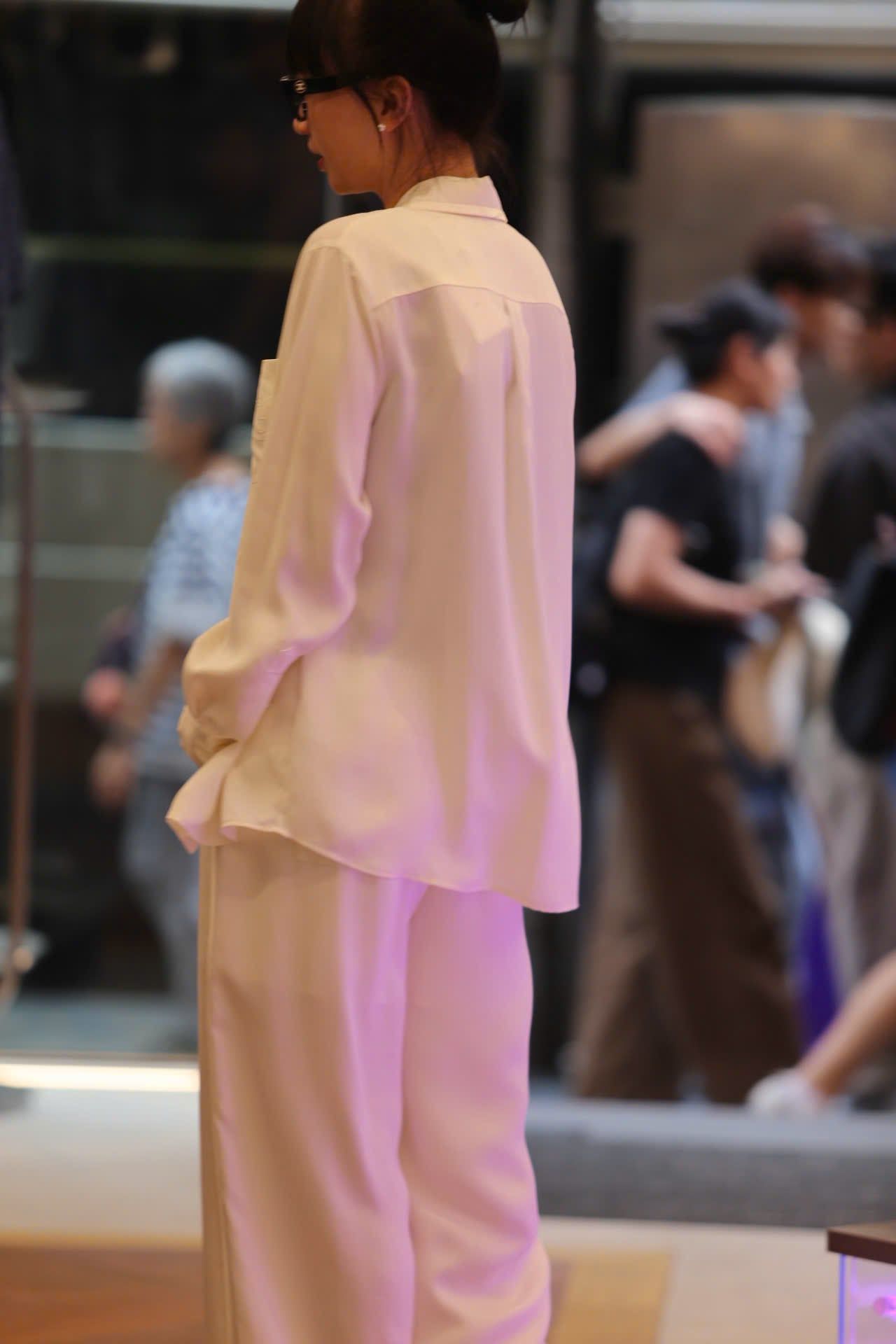  Áo Sơ Mi Linen Trắng Túi Logo Chester Charles 