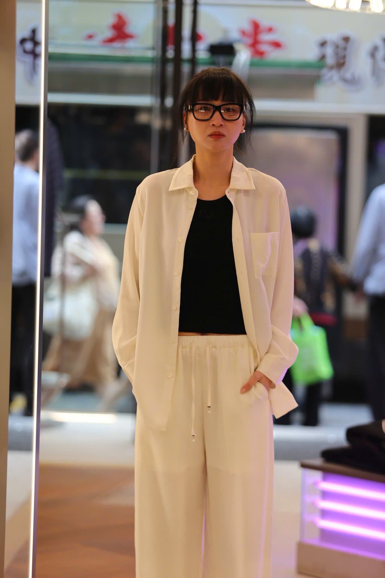  Áo Sơ Mi Linen Trắng Túi Logo Chester Charles 