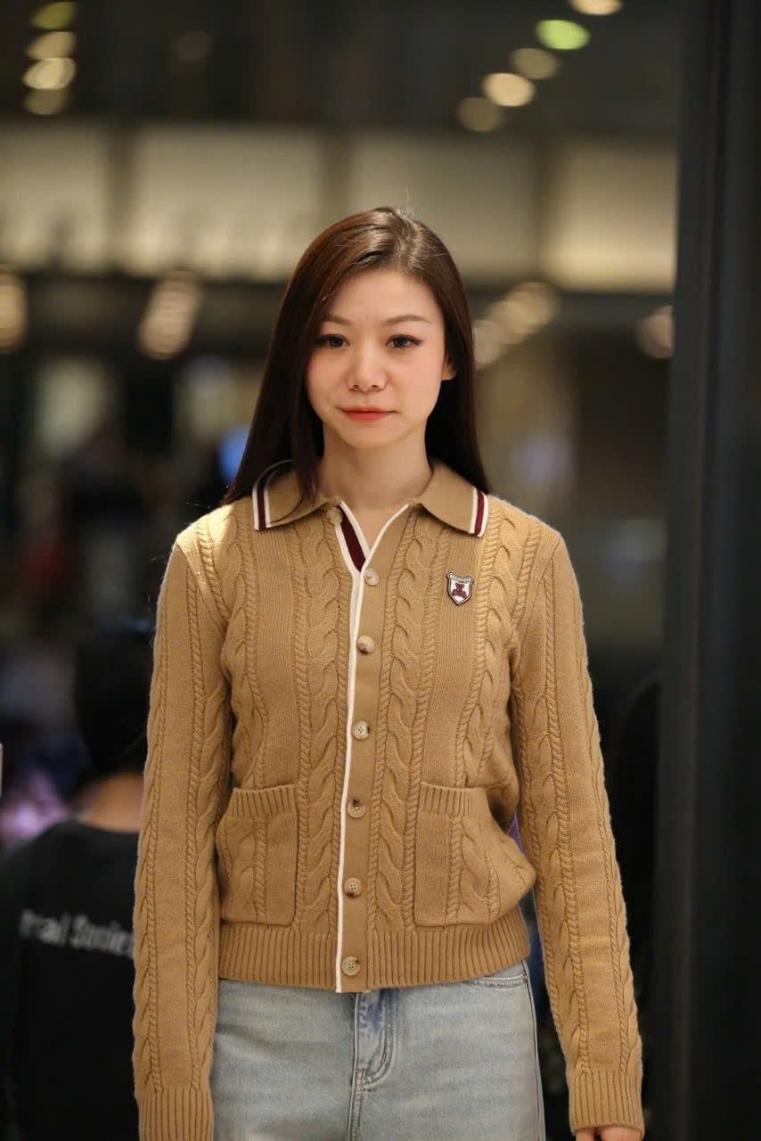  1.Áo CDG Len Màu Vàng Cát, Logo Huy Hiệu 