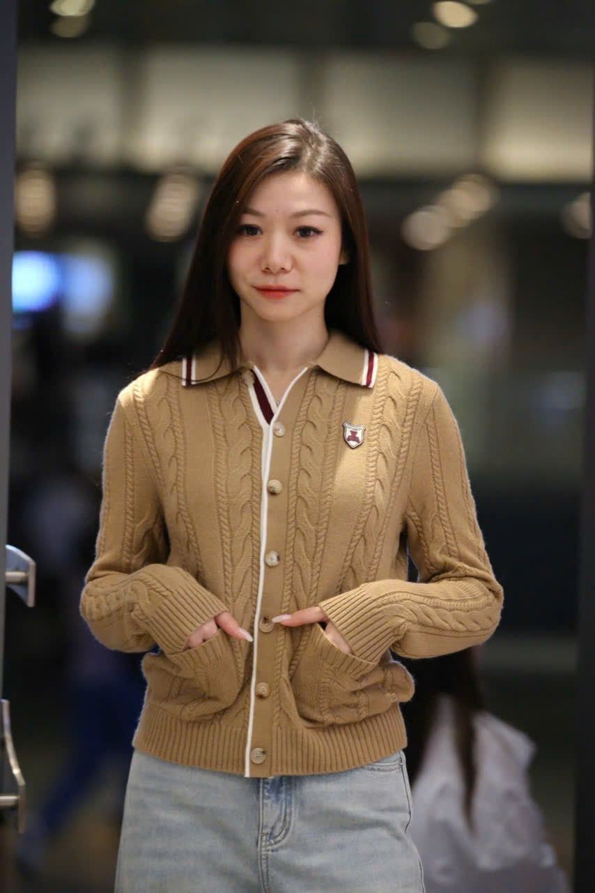  1.Áo CDG Len Màu Vàng Cát, Logo Huy Hiệu 