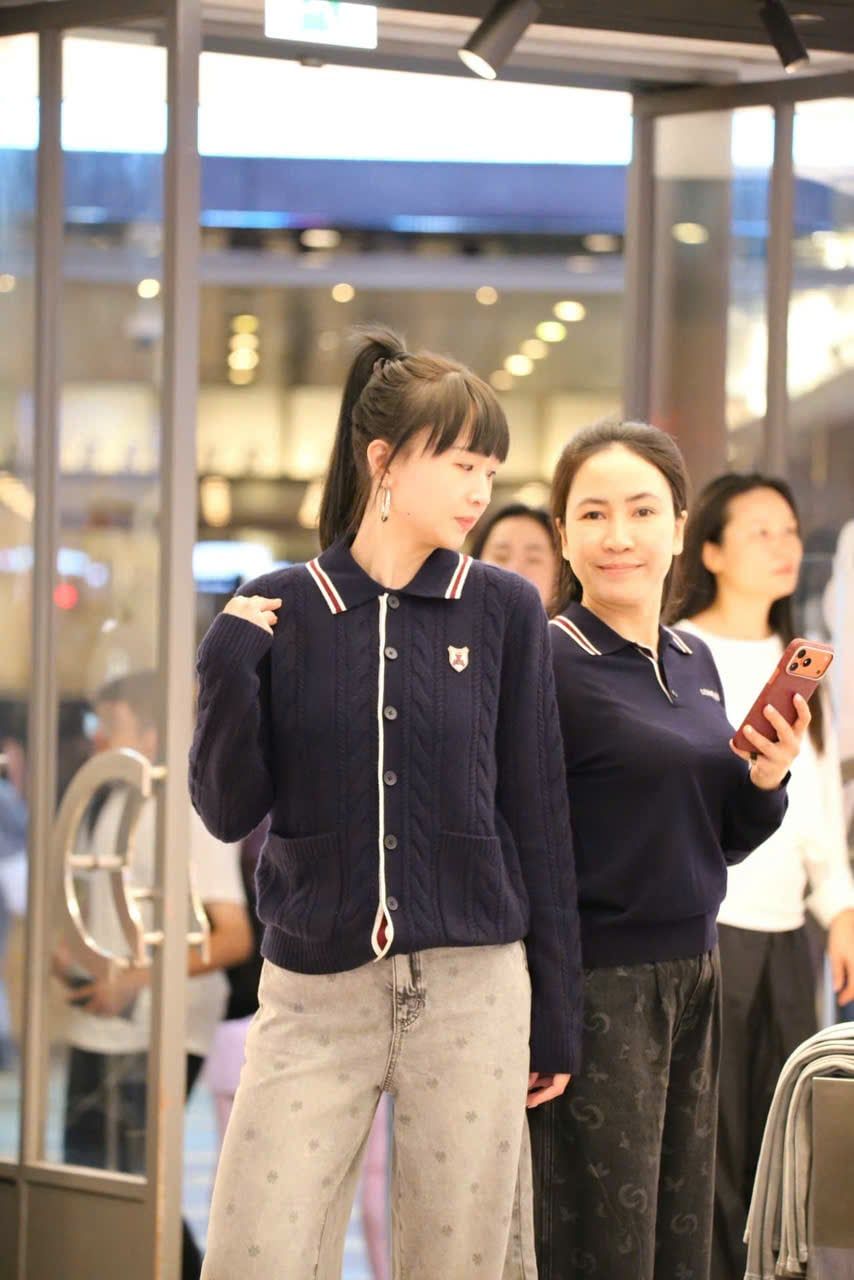  Áo CDG Có Cổ Xanh Navy, Logo Huy Hiệu 