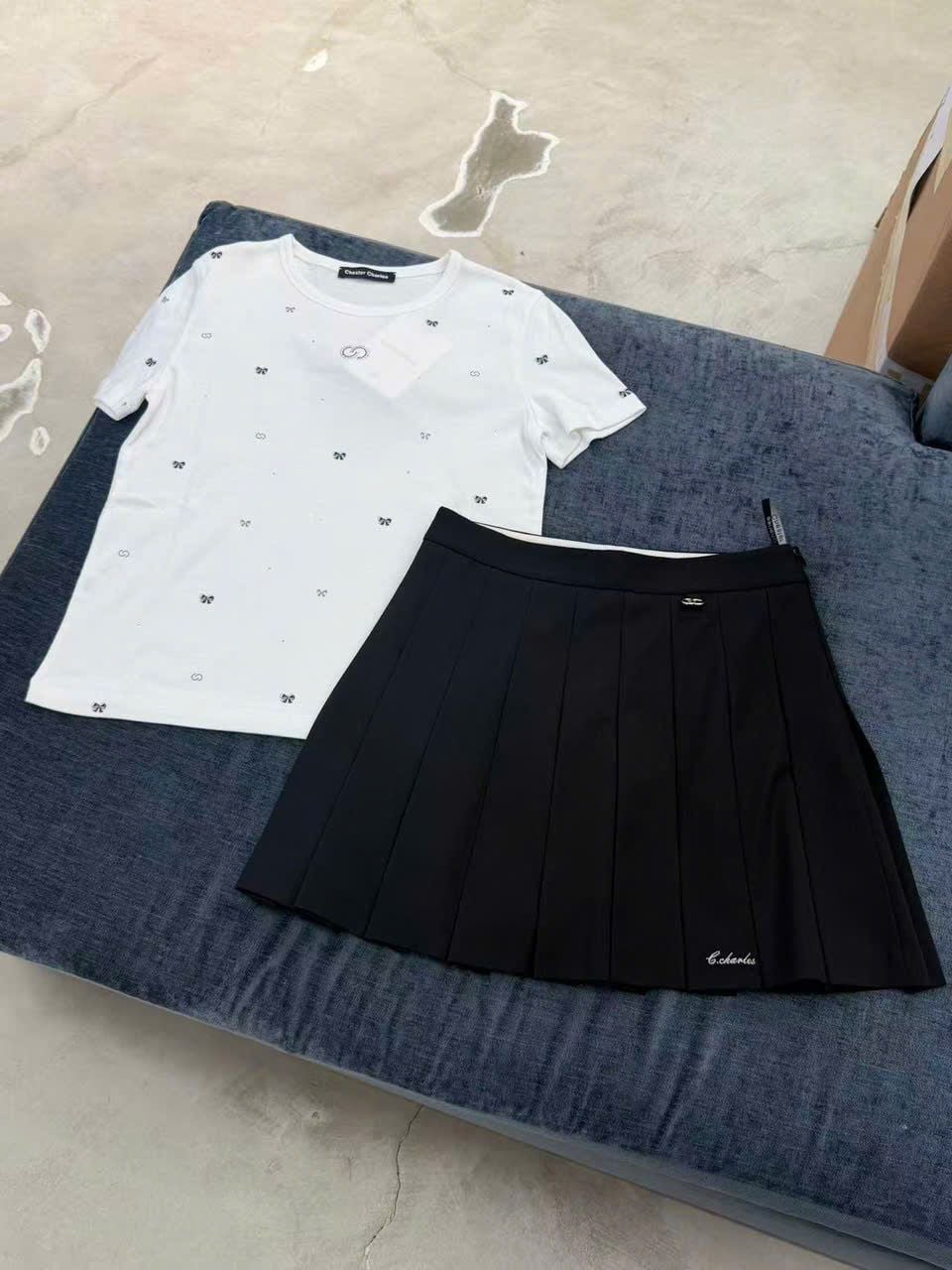  Áo thun trắng dệt thêu nơ đen 