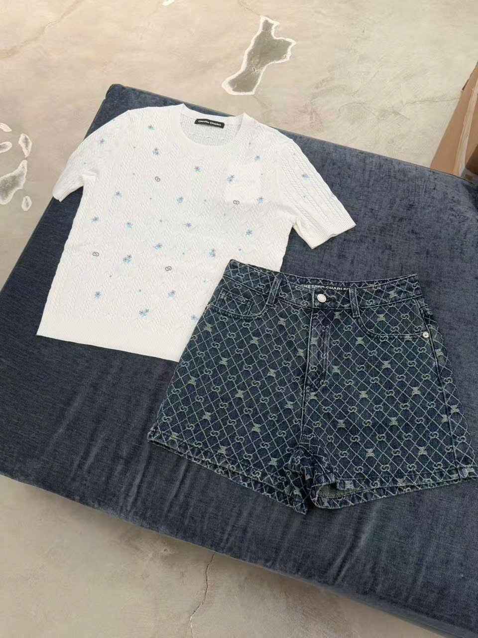  Áo trắng trám nhỏ logo ngực 