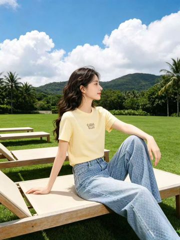  Áo phông vàng chữ CC đính đá ngực 