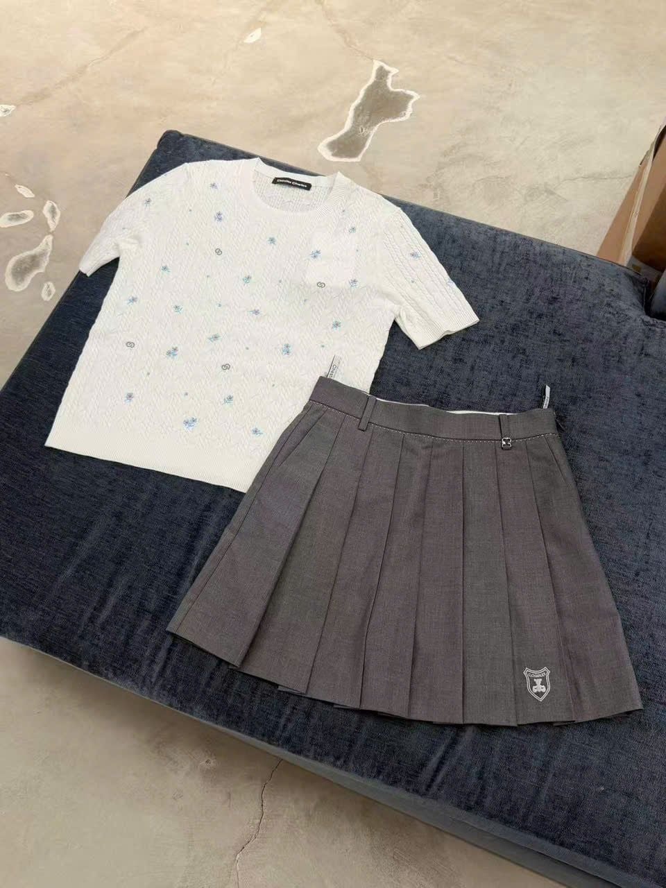  Áo trắng trám nhỏ logo ngực 