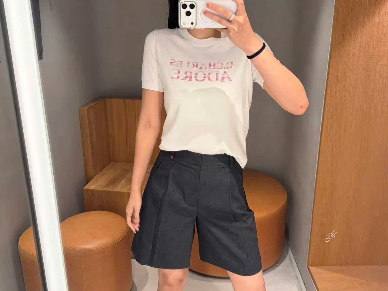  Áo dệt kim trắng chữ hồng ADORE 