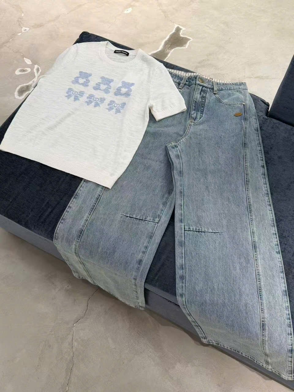  1.Quần jean xanh hai đường may cạnh, túi sau thêu ngôi sao 