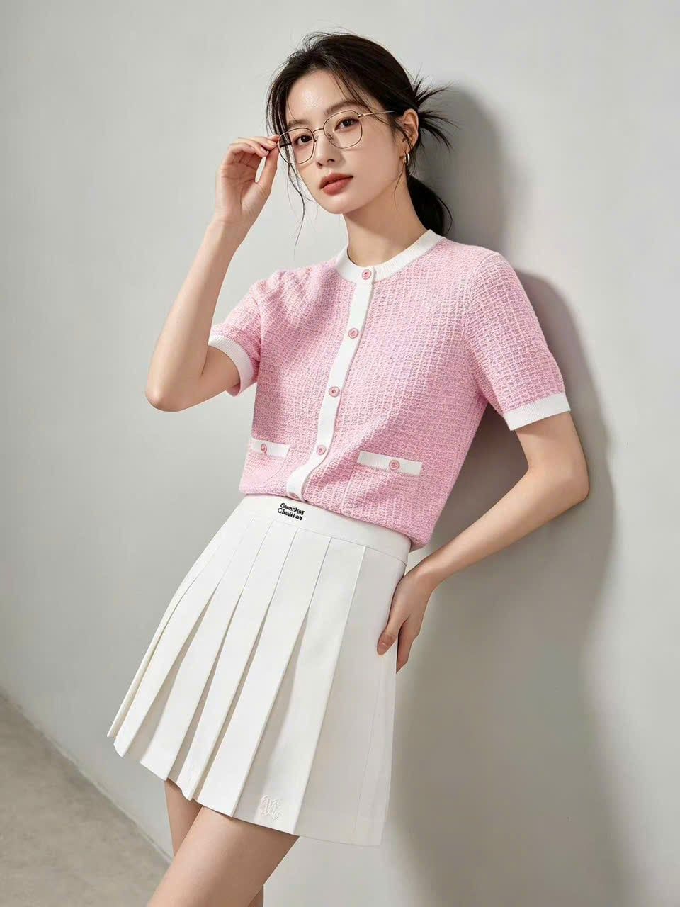  Chân váy ngắn trắng cạp chữ đen 