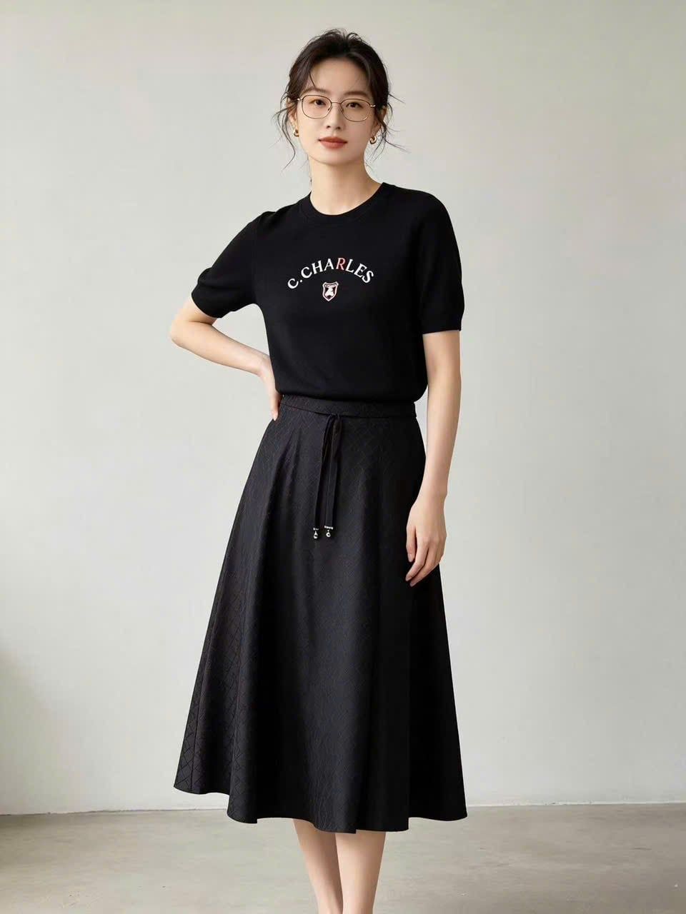  Chân váy lụa dài, cạp đính dây nơ 