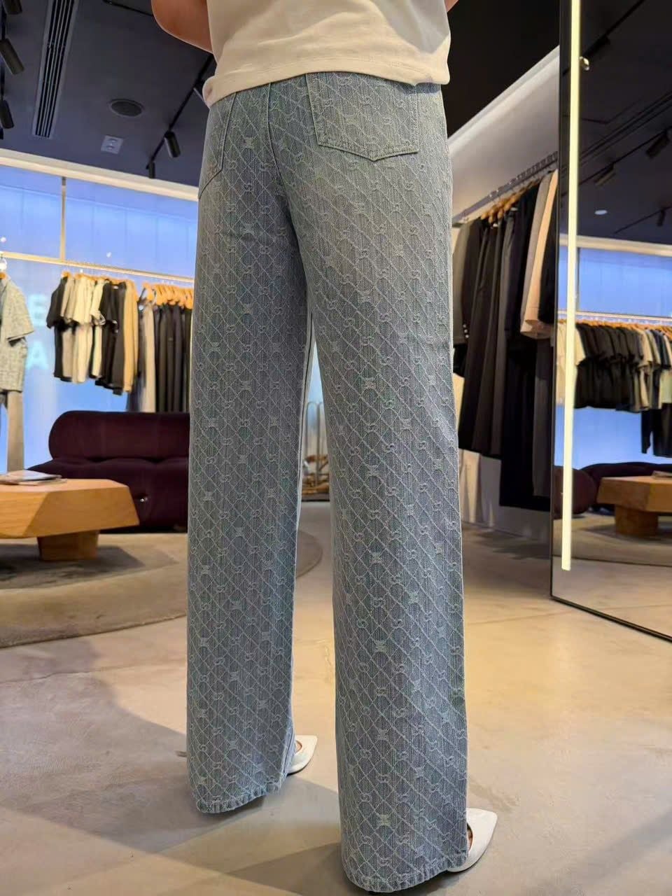  Quần jean xanh ống rộng họa tiết monogram 