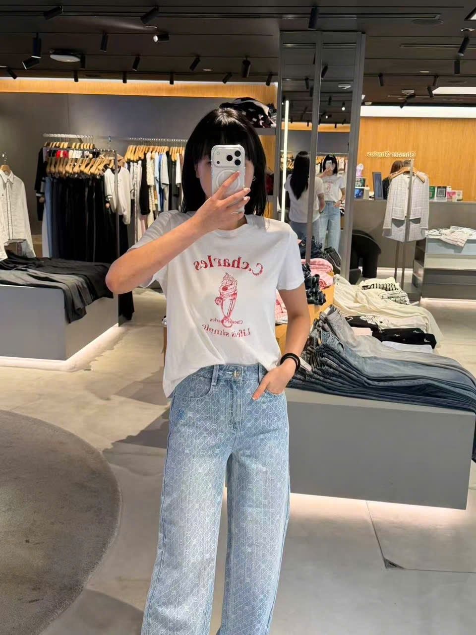  Quần jean xanh ống rộng họa tiết monogram 