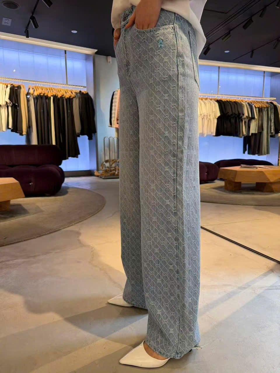  Quần jean xanh ống rộng họa tiết monogram 