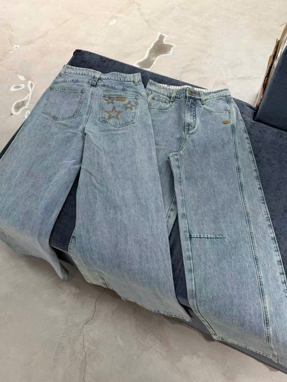  1.Quần jean xanh hai đường may cạnh, túi sau thêu ngôi sao 