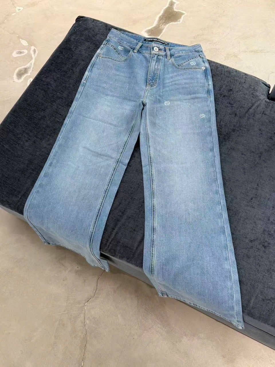  Jean xanh nhạt đính đá vẩy 